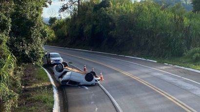 Após colisão com moto, carro capota na BR-282 em Xaxim
