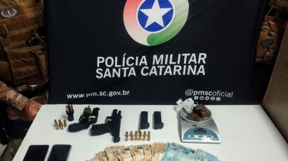 PM desarticula ponto de drogas, prende casal e apreende armas em Xanxerê