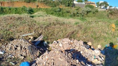 Homem é flagrado jogando lixo e entulhos em terreno baldio em Xanxerê