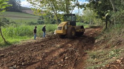 Secretaria de Infraestrutura de São Domingos realiza melhorias nas estradas do interior