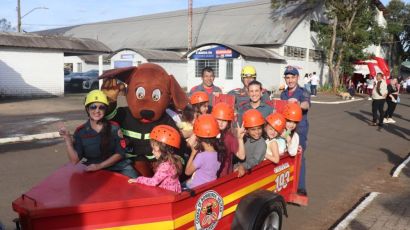 Corpo de Bombeiros Militar de Xanxerê participa do evento "Dia da Família na Escola"