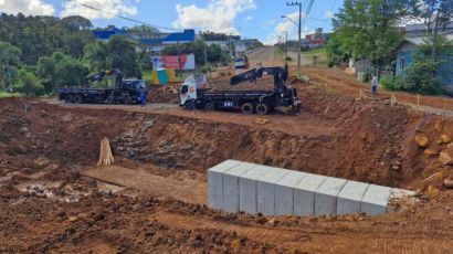 Obras na rua 27 de Fevereiro mantém trânsito interrompido pelo menos até sexta-feira