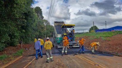 Aplicação da camada asfáltica avança na via paralela à SC-480 em Xanxerê