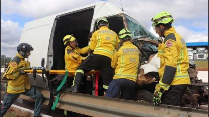 Colisão entre van e caminhão deixa duas pessoas feridas em Xanxerê