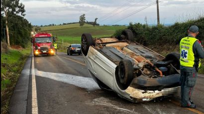 Capotamento deixa condutor ferido em São Domingos