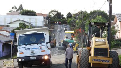 Rua das Camélias e João Sufiatti recebem camada asfáltica