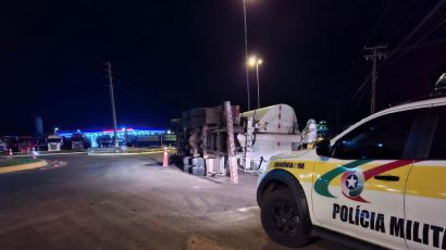 Caminhão tomba em Xanxerê após motorista desviar de outro veículo