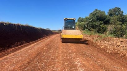 Cinco frentes de trabalho atuam em melhorias nas estradas do município