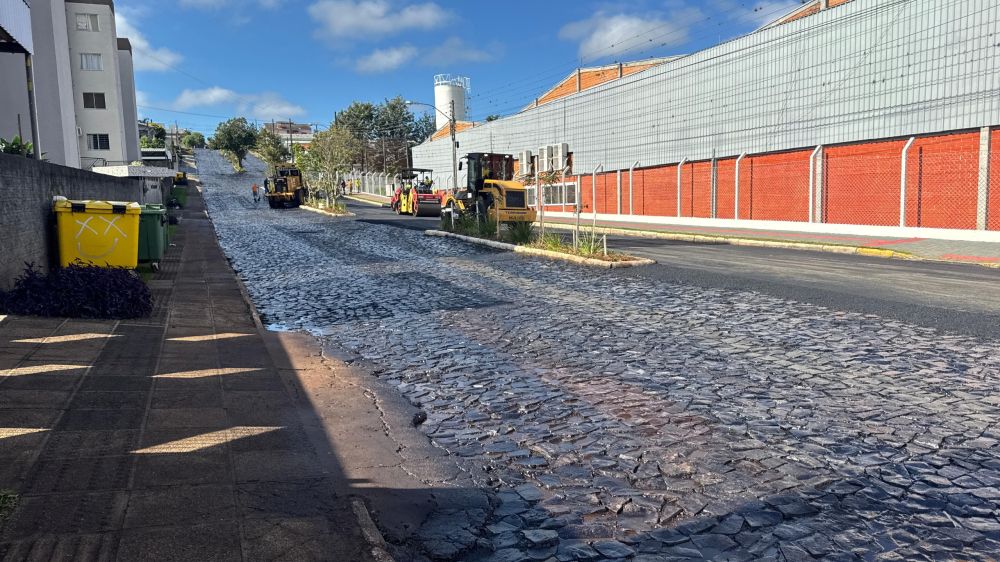 Rua Tenente Antônio João, no bairro Tonial, recebe pavimentação ...