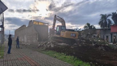 Antiga estrutura da garagem municipal é demolida