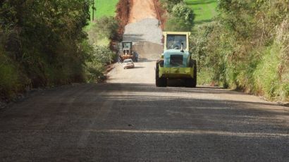 Prefeitura acelera obras da base para pavimentação da Rodovia XRE-600