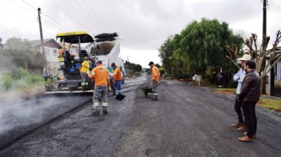 Rua Sergipe começa a receber pavimentação e moradores comemoram avanço no Vila Sésamo