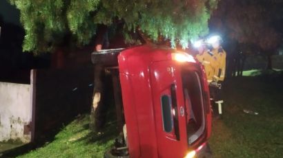 Condutora fica ferida após capotar veículo em Faxinal dos Guedes