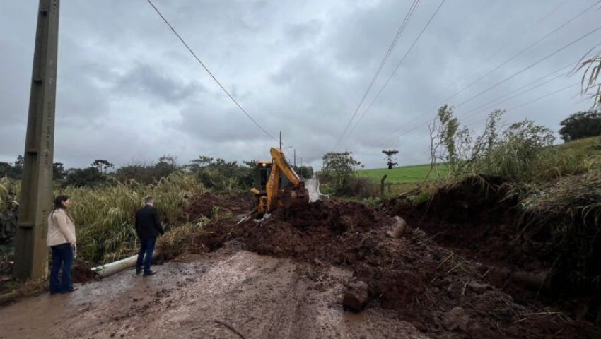 Reparos na Rua Maximino Giordani ampliam drenagem e recuperam pavimento