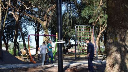 Iniciada instalação dos brinquedos do novo playground no Ecoparque de Xanxerê