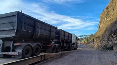 Mais de 64 toneladas de excesso são flagradas em duas carretas na BR-282 em Xanxerê