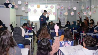 Bombeiros orientam alunos sobre prevenção de incêndios e acidentes domésticos