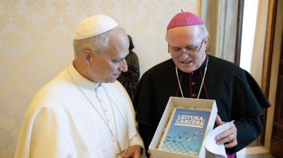 Livro "Leitura e Cárcere", de professora de Xanxerê, é entregue ao Papa em audiência exclusiva