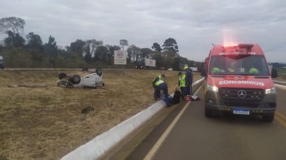 Veículo capota após colisão com caminhão em Xanxerê