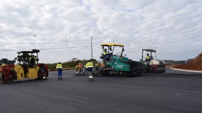Prefeitura de Xanxerê inicia aplicação da camada asfáltica no Distrito Industrial Nascer do Sol