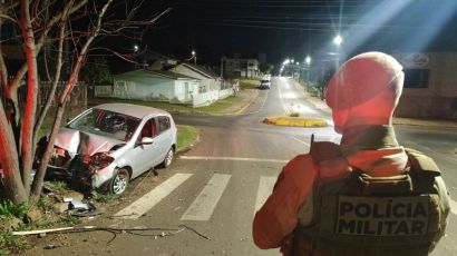Condutor foge após colidir veículo contra árvore em Xanxerê