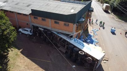 Caminhão desgovernado atinge empresa e deixa feridos em Vargeão