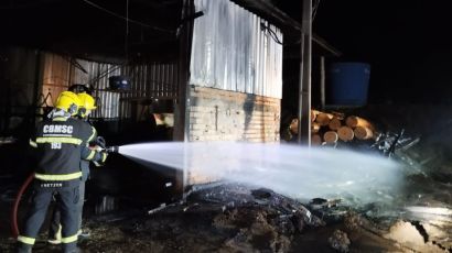 Incêndio em madeireira mobiliza bombeiros em Ponte Serrada