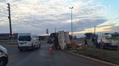 Condutor sai ileso após caminhão tombar em Xanxerê