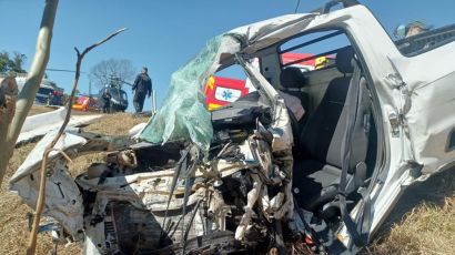 Colisão entre carro e caminhões deixa vítima gravemente ferida em Xanxerê