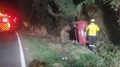 Condutor fica ferido após colidir veículo contra árvore em Xanxerê