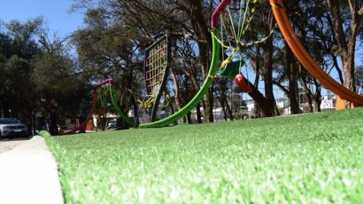 Ecoparque Romeu Scirea recebe aplicação de grama sintética no playground
