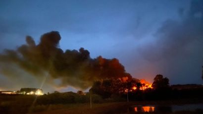  Barracão com máquinas agrícolas é destruído por incêndio no interior de Ipuaçu