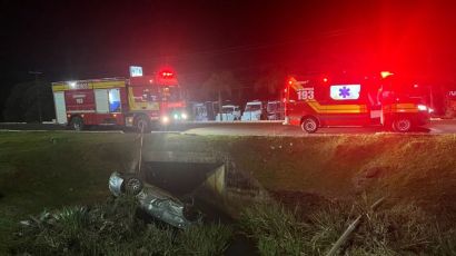 Veículo sai da pista e cai em córrego em Xaxim