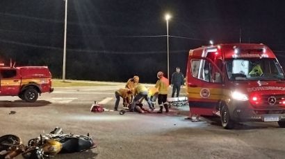 Motociclista e passageiro ficam feridos após acidente em Xanxerê