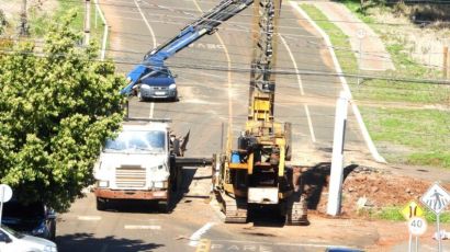 Obras da nova ponte sobre o Rio Xanxerê avançam com instalação das pilastras de sustentação