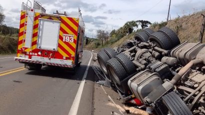 Condutor morre em capotamento de caminhão em Ponte Serrada