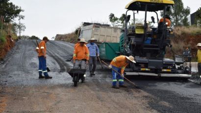 Rua Fioravante Zaffari recebe camada asfáltica no bairro Vila Sésamo