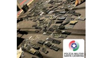 Trio é preso em Xanxerê com placas de túmulos furtadas de cemitérios