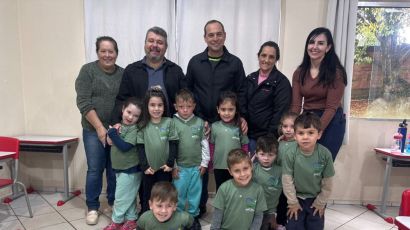 Prefeito e vice de Bom Jesus realizam entrega de novos uniformes escolares da rede municipal
