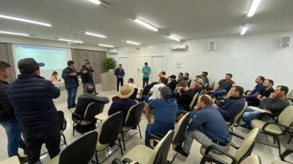 Prefeitos e produtores debatem crise do leite em Assembleia Extraordinária da Amai