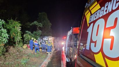 Carreta tomba e condutor fica ferido na BR-282 em Xanxerê