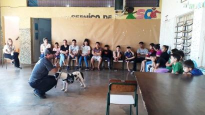 SCFV Crescendo e Aprendendo recebe visita de cão mensageiro