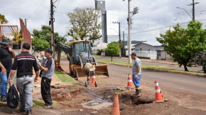 Reparos em drenagem são realizados no bairro São Pedro