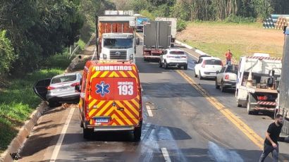 Três pessoas ficam feridas em colisão entre carro e carreta em Xaxim