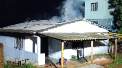 Bombeiros combatem incêndio em residência em Xanxerê