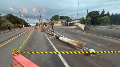 Caminhoneiro dorme ao volante e colide contra poste em Bom Jesus