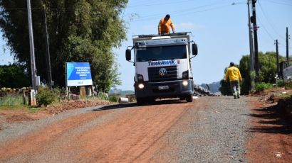 Obras de pavimentação asfáltica avançam nos bairros São Jorge e Pinheiro