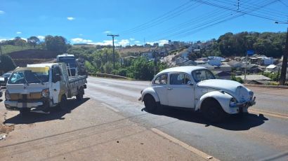 Condutor de Fusca fica ferido após colidir contra caminhonete em Xanxerê