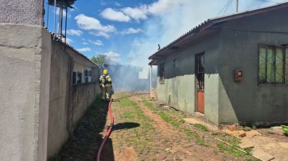 Residência de madeira é destruída por incêndio em Xanxerê