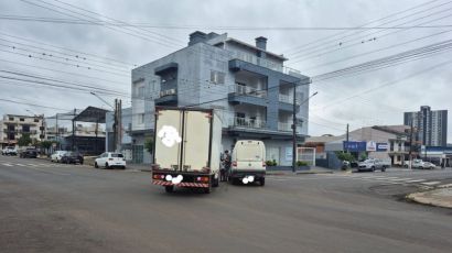 Colisão entre veículos deixa uma pessoa ferida no Centro de Xanxerê